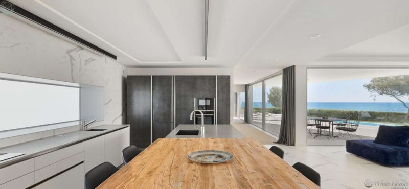 Современная вилла на берегу Средиземного моря