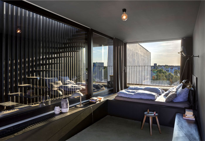 Современный городской пентхаус в темных тонах в Берлине Современный городской пентхаус в темных тонах в Берлине