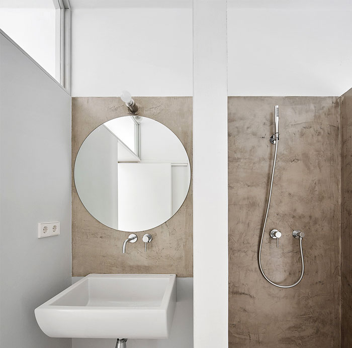 Белый и серый цвета, гранит и дерево в интерьере апартаментов в Барселоне