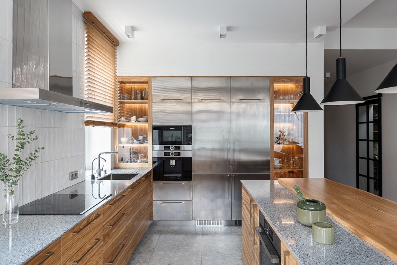 Дерево и камень в интерьере просторных апартаментов