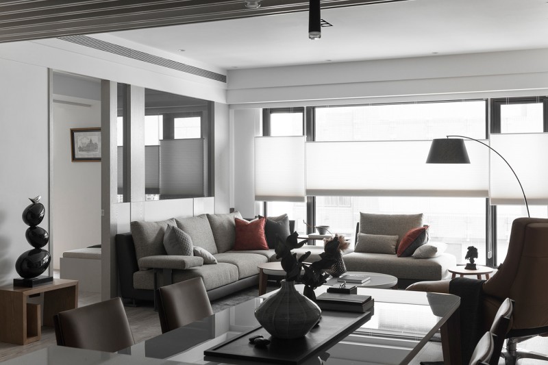 Интерьер в серых тонах с яркими акцентами Интерьер в серых тонах с яркими акцентами