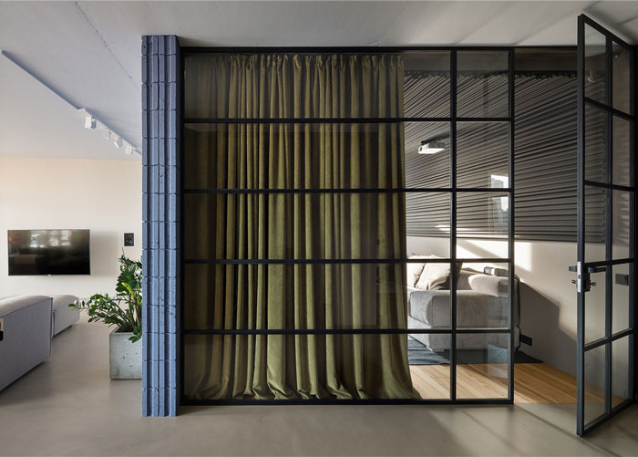 Интригующие дизайнерские конструкции и яркие акценты в интерьере просторных апартаментов