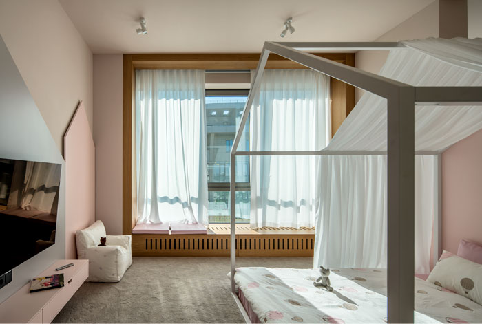 Минималистичный интерьер квартиры для семьи с маленькой дочкой