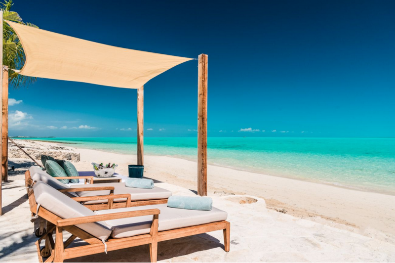 Небольшой отель Pearl West в городе Лонг-Бэй-Хиллс, острова Тёркс и Кайкос