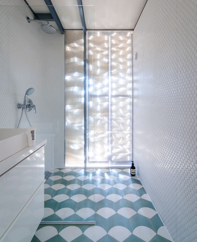 Перфорированная алюминиевая конструкция для спальни в парижских апартаментах