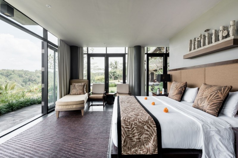 Современная вилла с соломенной крышей и видом на джунгли