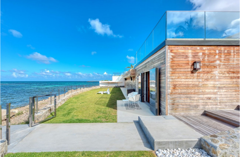 Впечатляющая вилла на берегу океана на острове Сен-Мартен Впечатляющая вилла на берегу океана на острове Сен-Мартен