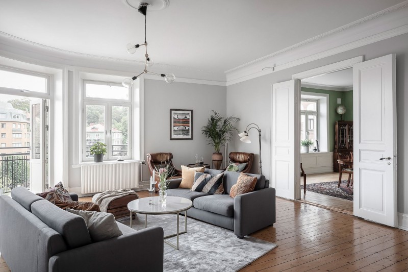 Высокие потолки и хорошо сохранившиеся детали начала ХХ века в апартаментах в Стокгольме