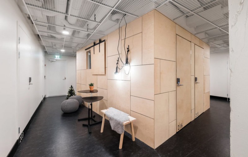 Бывший банк в Ювяскюля, Финляндия, был преобразован в современный хостел Studio Puisto Architects Бывший банк в Ювяскюля, Финляндия, был преобразован в современный хостел Studio Puisto Architects