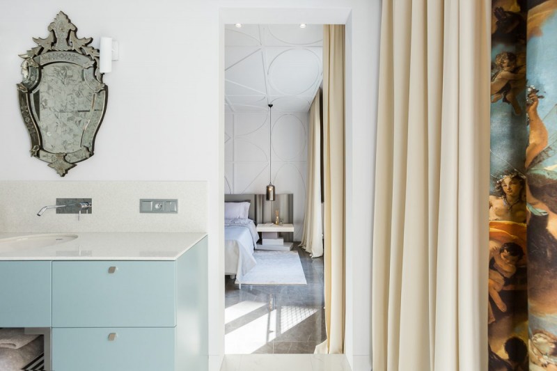 Эклектичная квартира с приятным видом из окна в Париже