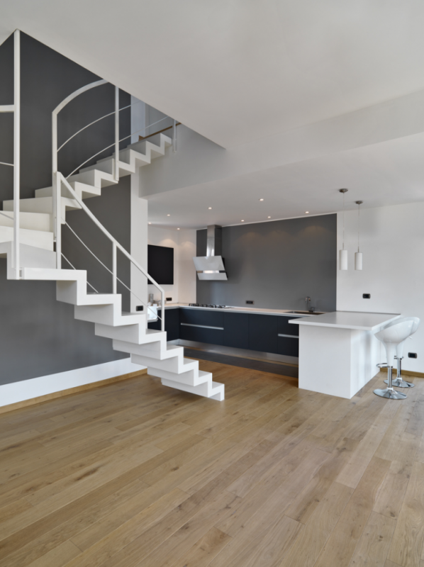 Интерьер просторной двухуровневой квартиры