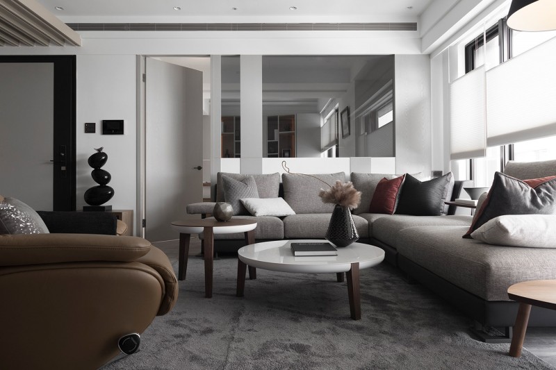 Интерьер в серых тонах с яркими акцентами Интерьер в серых тонах с яркими акцентами
