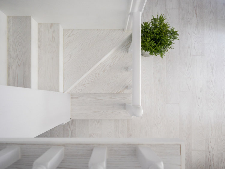 Яркие акценты в белоснежном интерьере