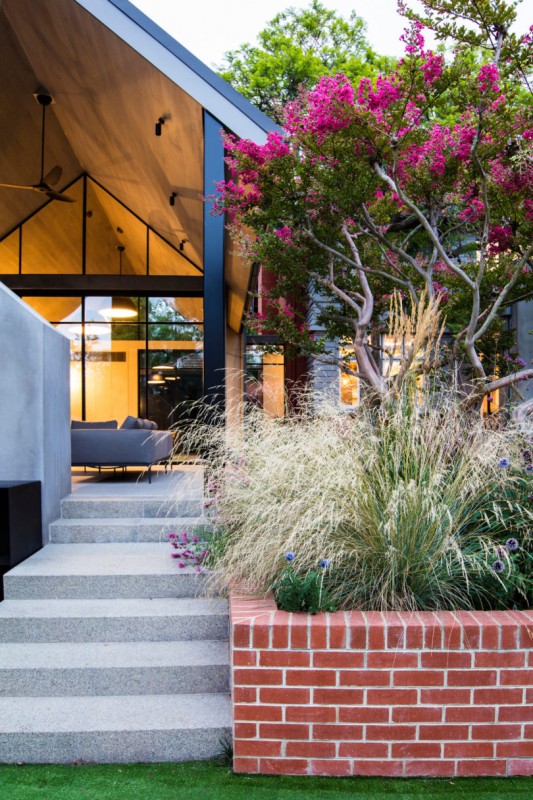 Великолепный проект организации террасы и сада с бассейном в загородном доме