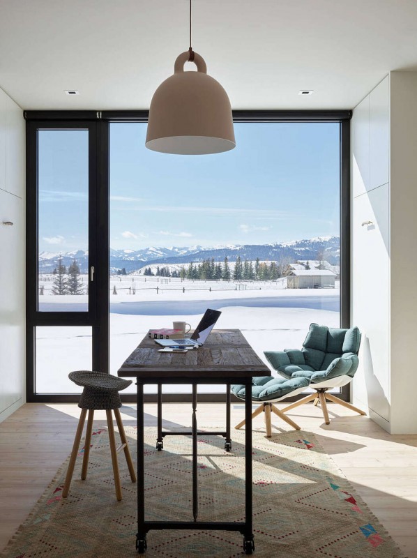 Дерево, сталь, стекло и бетон в интерьере уютной резиденции