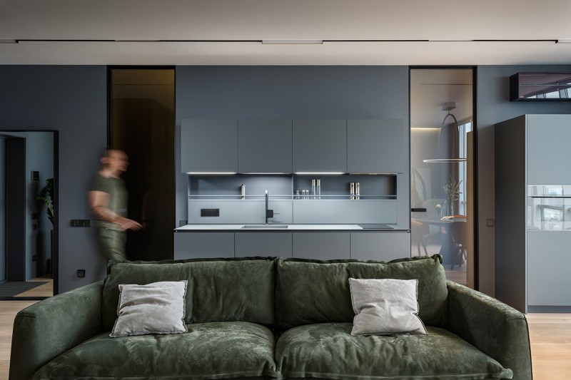 Фокусировка на панорамные окна в студии площадью 69 кв.м.