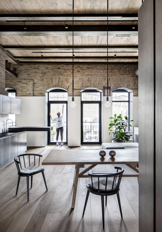 Монохромный интерьер двухуровневой квартиры Монохромный интерьер двухуровневой квартиры