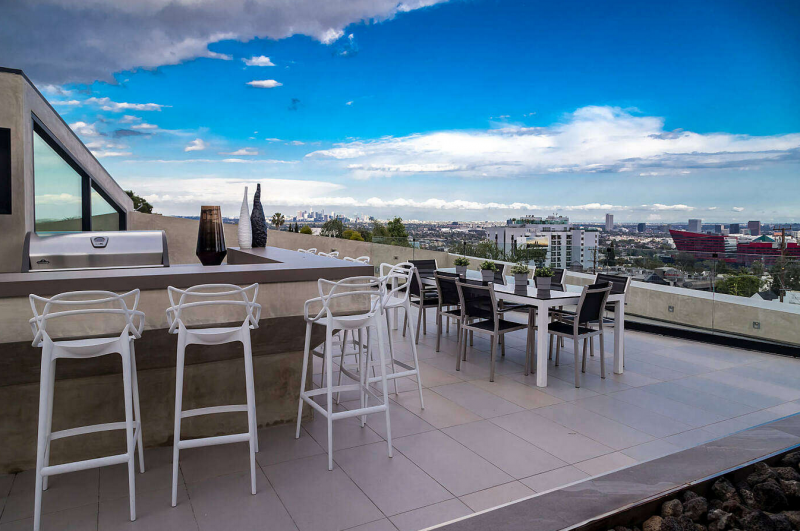 Роскошная современная резиденция, расположенная в Лос-Анджелесе