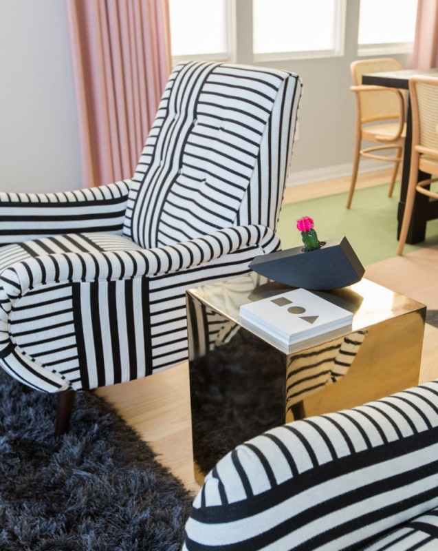 Скандинавская цветовая палитра и графические черно-белые полосы в интерьере гостиной