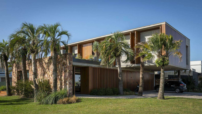 Современный двухэтажный дом, расположенный в Пелотасе, Бразилия