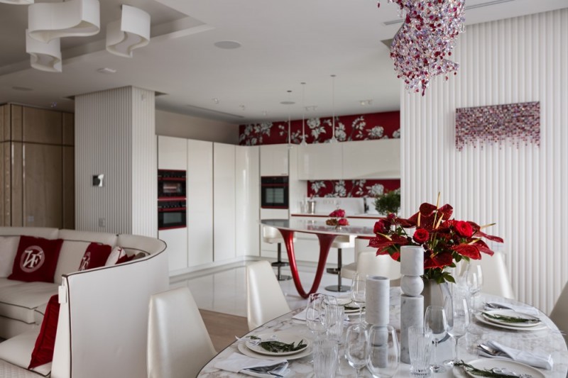 Светлый интерьер с яркими акцентами