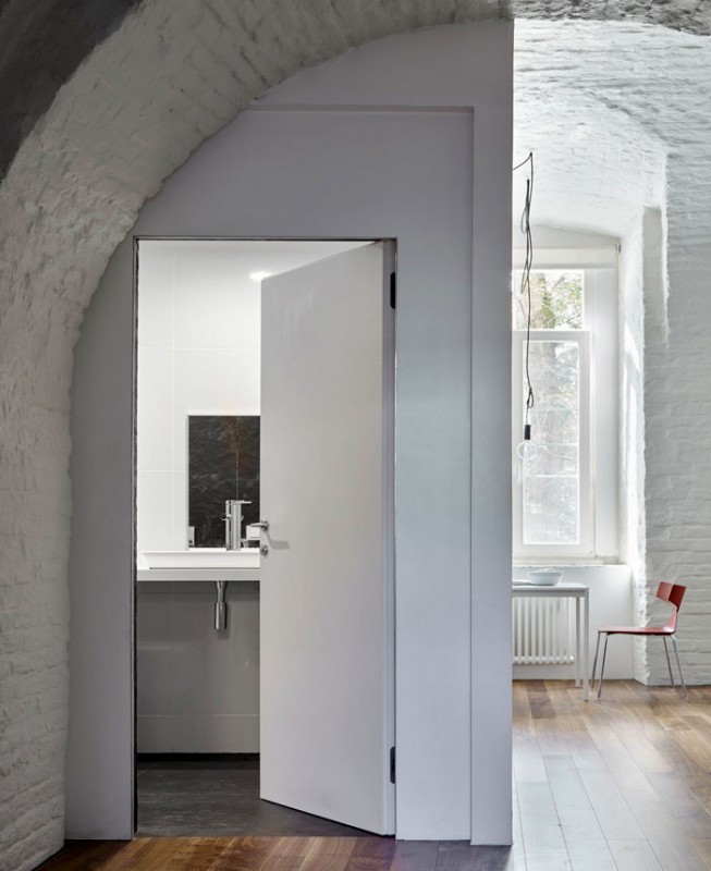 Уютная квартира с открытыми кирпичными стенами и арками