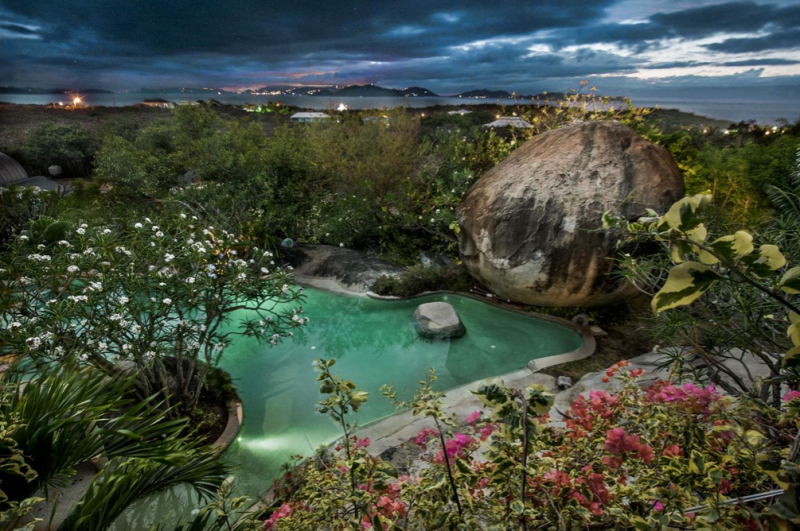 Вилла в окружении пышного тропического сада на Британских Виргинских Островах Вилла в окружении пышного тропического сада на Британских Виргинских Островах