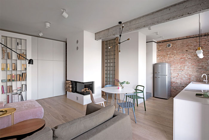 Бетон с нежно-розовым бархатом, конструкции из красного кирпича и немного латуни и меди в интерьере