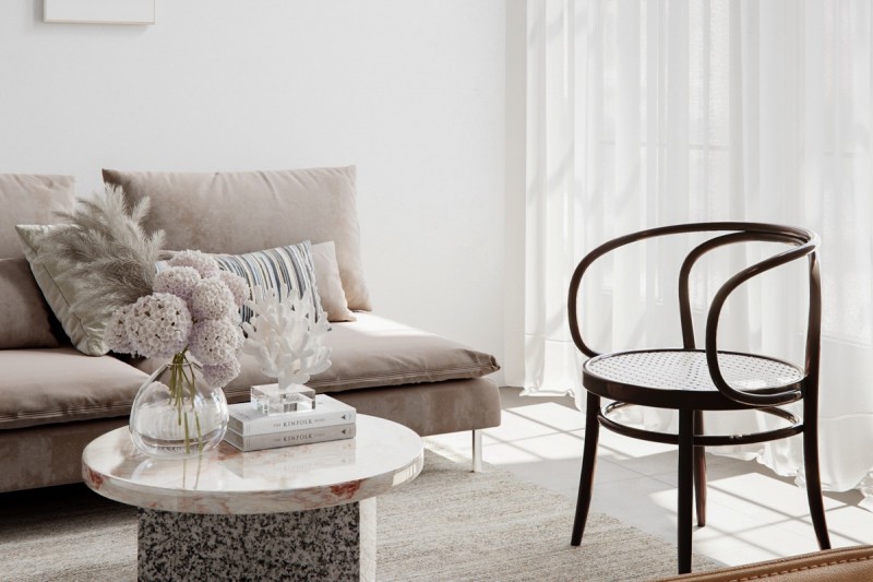 Ледяной белый фон и яркая зелень в интерьере двухуровневой квартиры