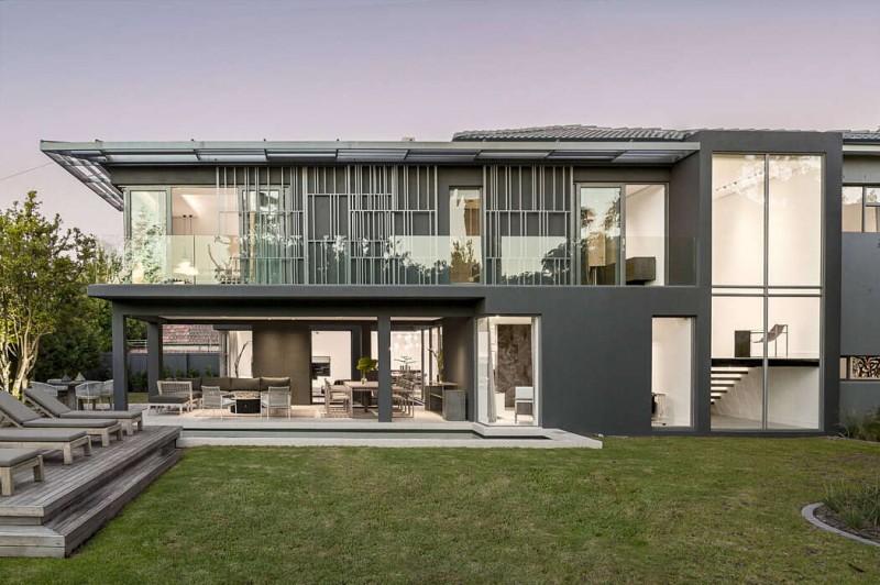 Современный двухэтажный дом, расположенный в Кейптауне, Южная Африка