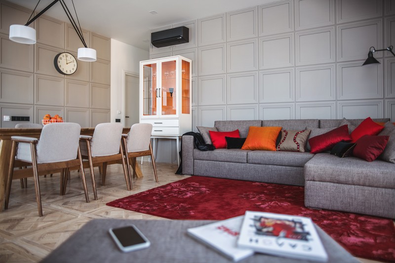 Светлые апартаменты с яркими акцентами