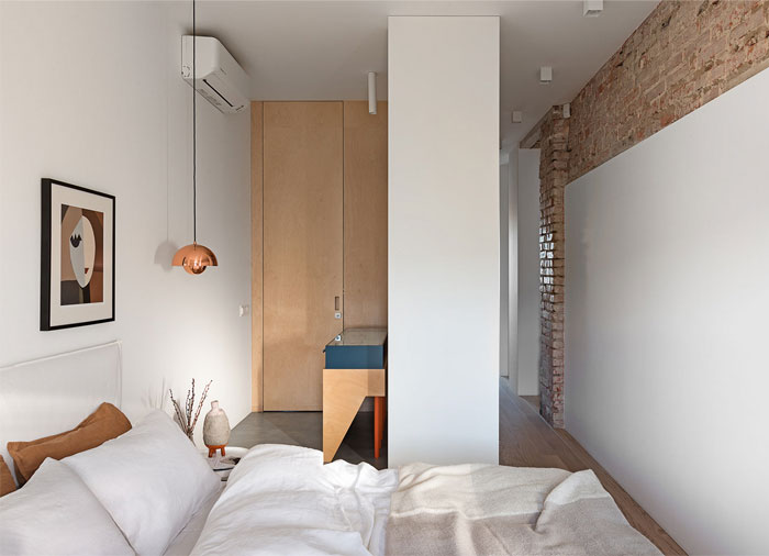 Бетон с нежно-розовым бархатом, конструкции из красного кирпича и немного латуни и меди в интерьере