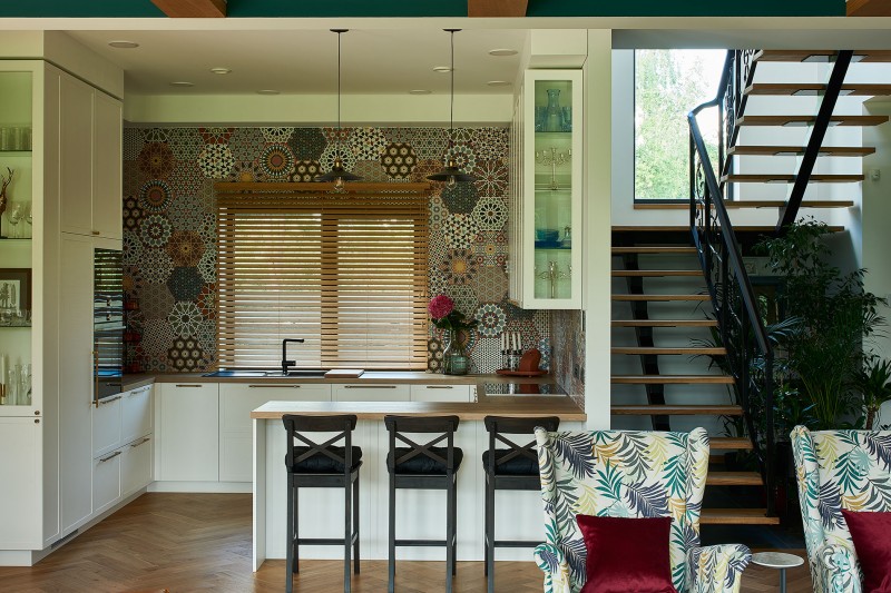 Красочное оформление просторного особняка