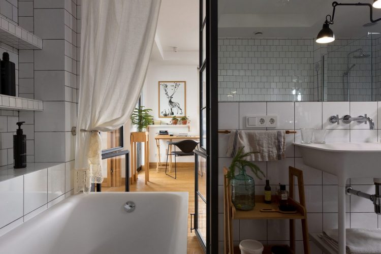 Контраст темных и светлых поверхностей в интерьере просторных апартаментов