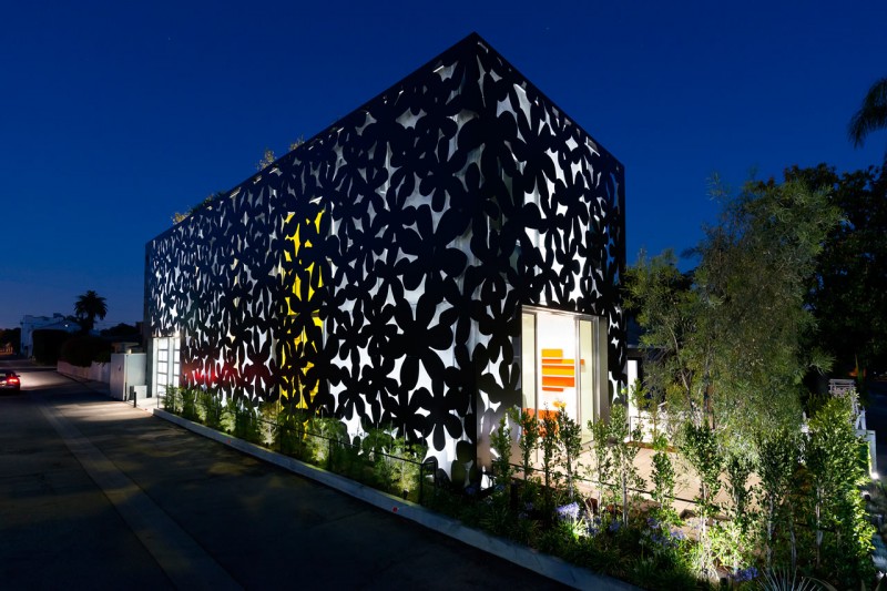 Резиденция в Калифорнии с фасадом из металлических цветов