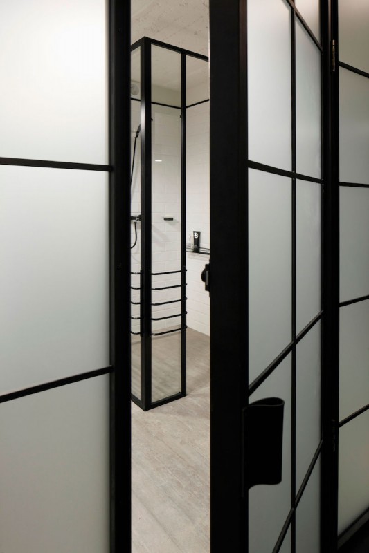 Сочетание индустриального и скандинавского стилей в интерьере уютной квартиры