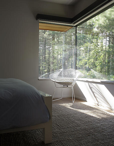 Современный загородный дом посреди леса Современный загородный дом посреди леса