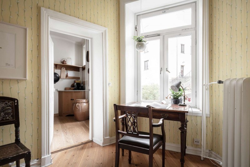 Высокие потолки и хорошо сохранившиеся детали начала ХХ века в апартаментах в Стокгольме