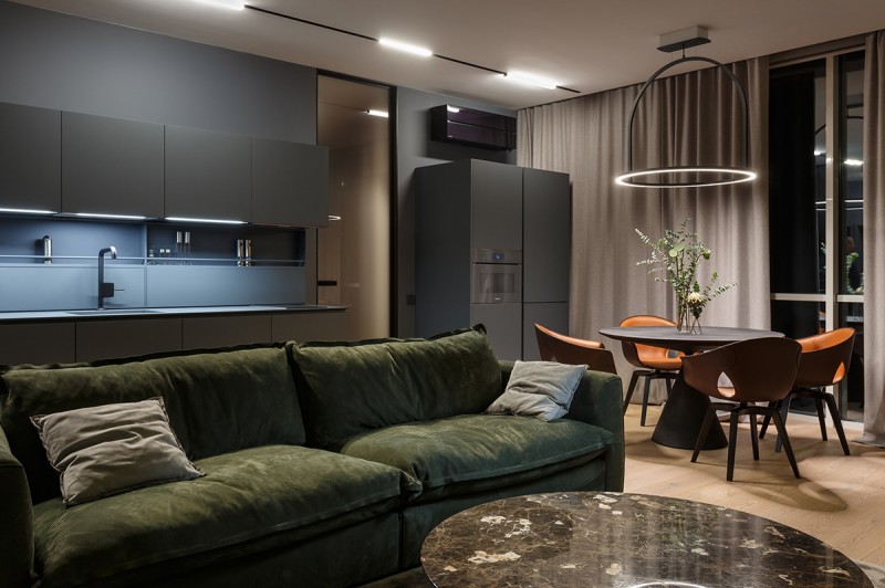 Фокусировка на панорамные окна в студии площадью 69 кв.м.