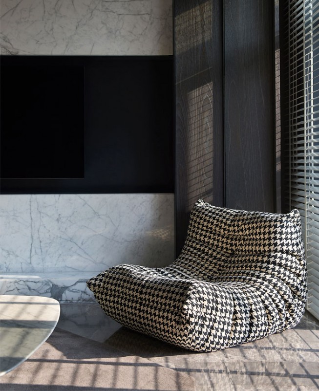 Интерьер апартаментов в темных тонах в Фучжоу, Китай