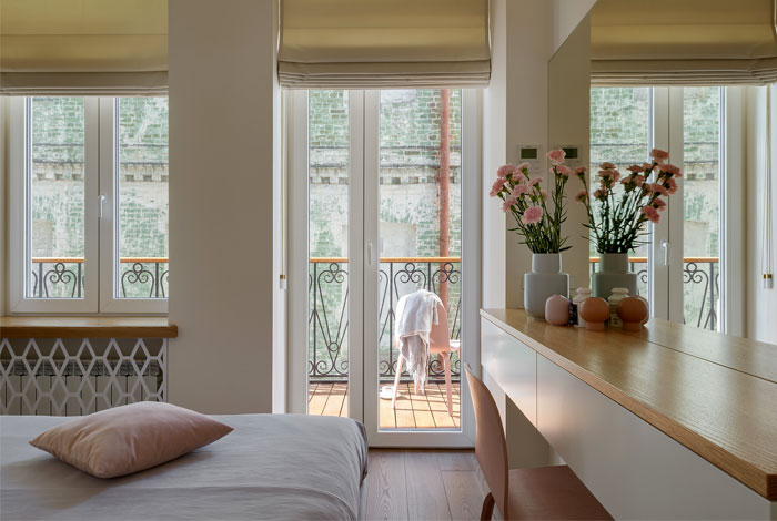 Комфортный, без лишних деталей интерьер светлых апартаментов