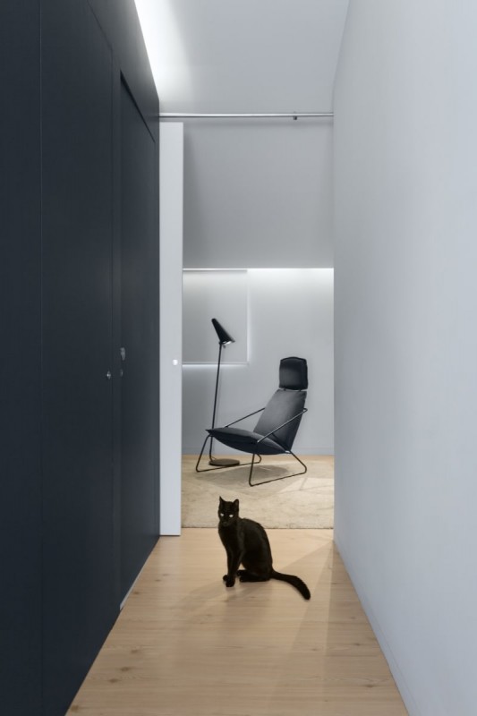 Контрастный интерьер функциональных апартаментов в Барселоне