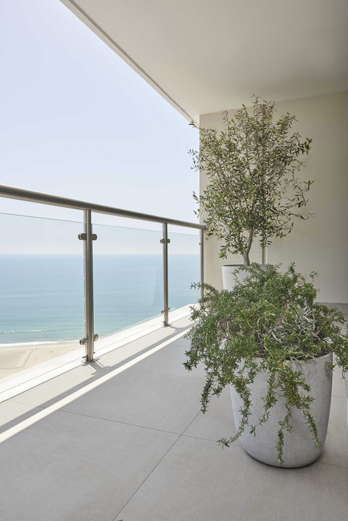 Приземистая мебель и художественные инсталляции в просторном светлом пентхаусе