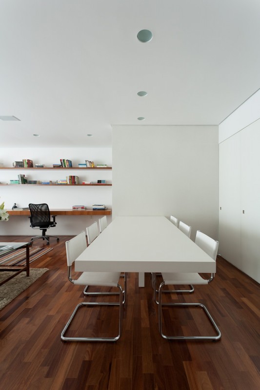 Сочетание белого цвета и дерева в интерьере комфортных апартаментов