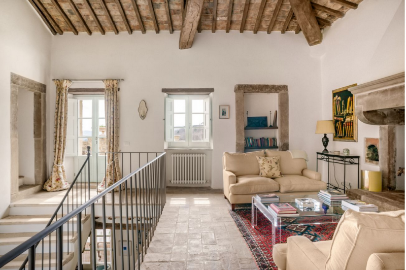 Замковая каменная вилла, расположенная на 84 гектарах леса в пасторальной Тоскане