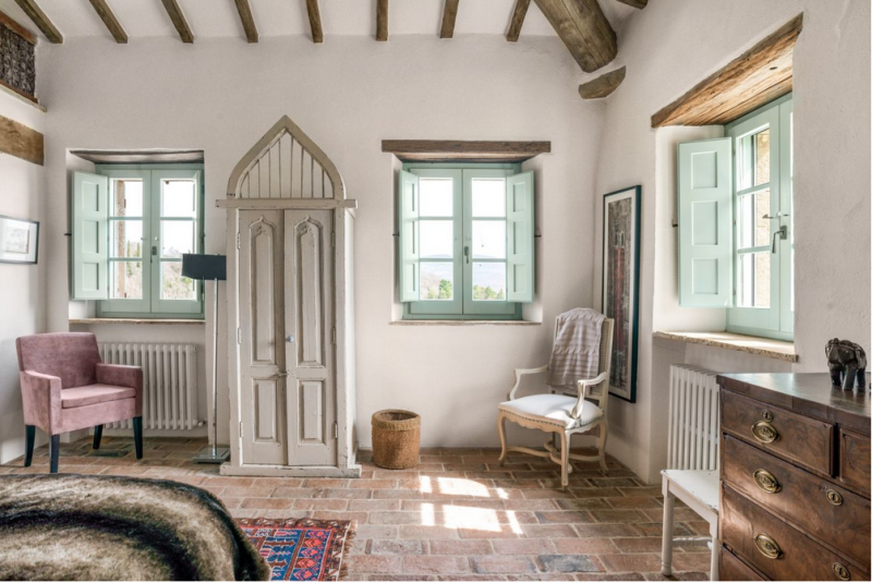 Замковая каменная вилла, расположенная на 84 гектарах леса в пасторальной Тоскане