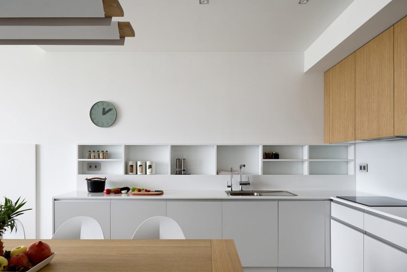 Акцент на синий и красный цвета