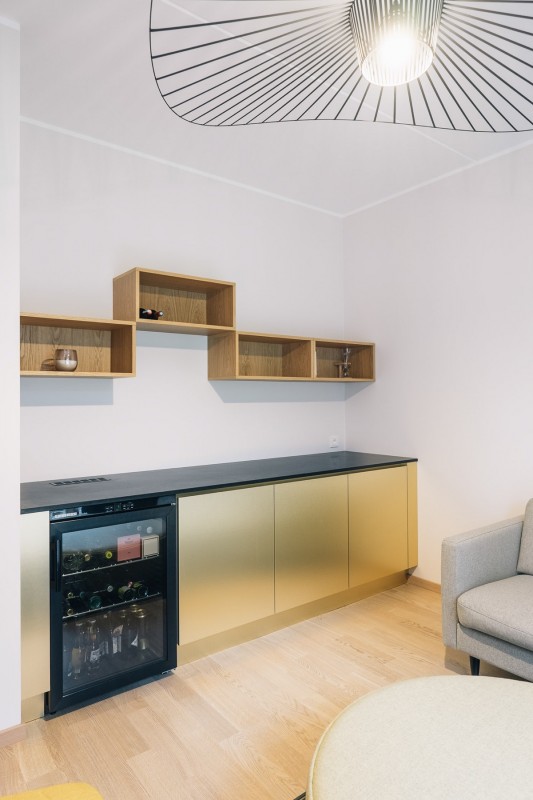 Минималистские апартаменты с синими и желтыми акцентами в Нымме, Эстония