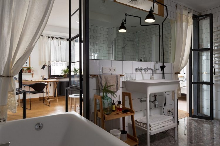 Контраст темных и светлых поверхностей в интерьере просторных апартаментов