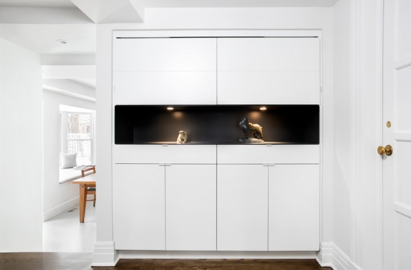 Сочетание белого цвета и дерева в интерьере апартаментов в Монреале, Канада